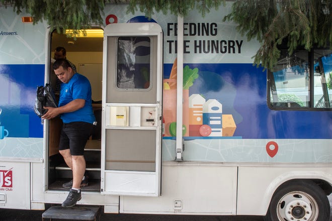 Gio Aldana steps off the bus